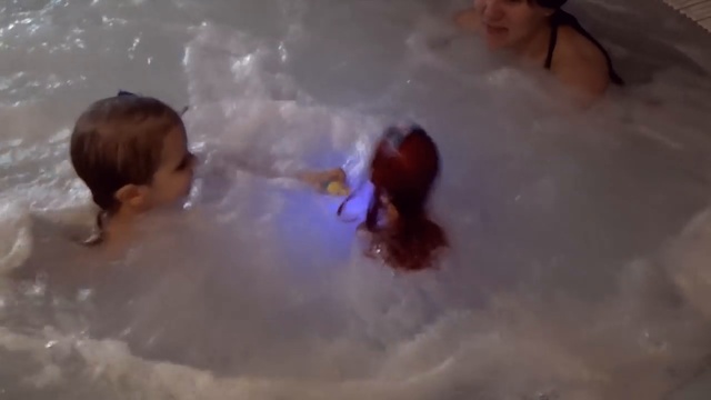 Идём в бассейн и распакуем куклу Принцесса Ариэль Дисней для купания Ariel Princ смотреть онлайн