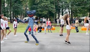 Танец с подписчиками от Хагги Вагги из Poppyplaytime! Настоящий живой говорящий Хаги Ваги танцует
