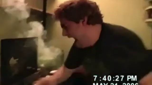 Scary maze Game makes dude Break the Computer and pee himself :D смотреть онлайн