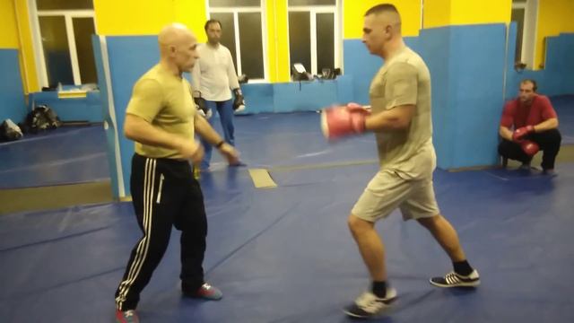 В. Н. Крючков. Защита от ударов рукой-ногой сбивами и встречным боковым левой смотреть онлайн