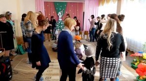 Музікальная игра Прятки с мамой младшая группа