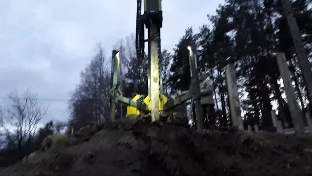 ЗАБИВКА СВАЙ на участке с ПЕРЕПАДОМ высоты 3 МЕТРА. Вызов принят! смотреть онлайн