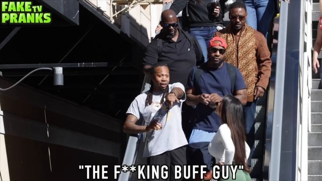 BEST ESCALATOR PRANKS 2022!! смотреть онлайн