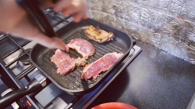 Готовим #ДомаВместе - вкуснейший стейк, картофель Анна, соте из шампиньонов и 2 соуса на выбор! смотреть онлайн
