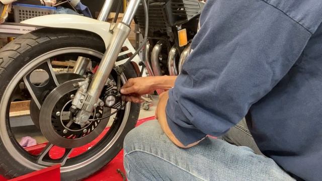 1983 YAMAHA SECA XJ900 BRAKE REBUILD смотреть онлайн