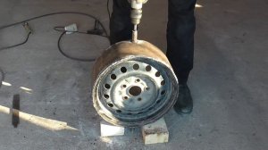 когда нет света,газа и горячей воды печь из автомобильного диска с рубашкой.