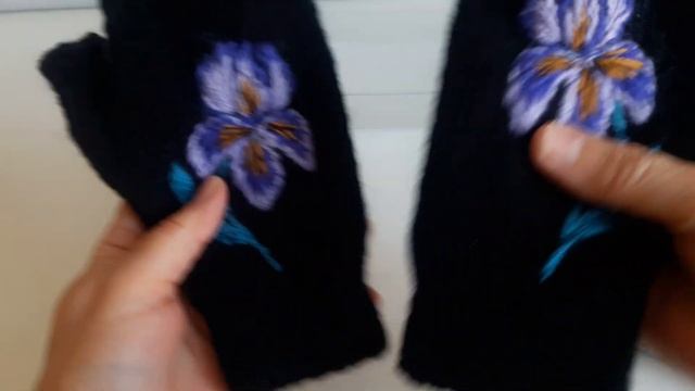 Варежки с вышивкой .Ирисы и Анютины глазки на варежках. смотреть онлайн