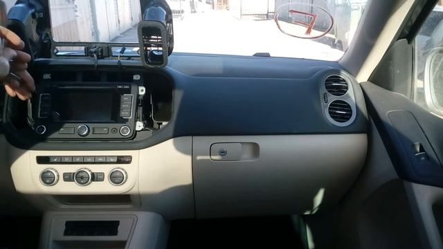 Снять штатную магнитолу с VW Tiguan. смотреть онлайн