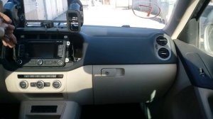 Снять штатную магнитолу с VW Tiguan.