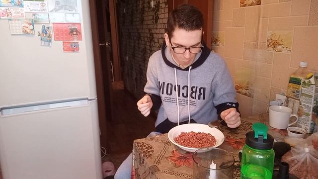 Измельчаю Грецкие Орехи?. Болтаю вместе с вами? смотреть онлайн