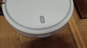 Робот пылесос испачкал пол.