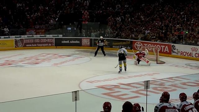 Danny aus den Birken hält den 3. Penalty Kölner Haie KEC vs KEV 14.09.2012 смотреть онлайн