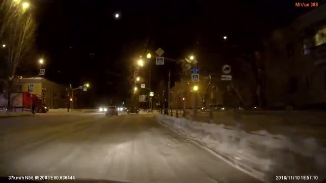 10.11.2016 Екатеринбург. Неловкая попытка проскочить перекресток на красный свет смотреть онлайн