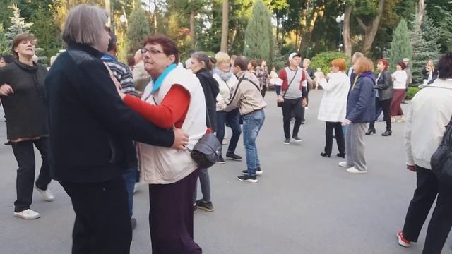 Харьков,танцы в парке;"А на море белый песок!" смотреть онлайн