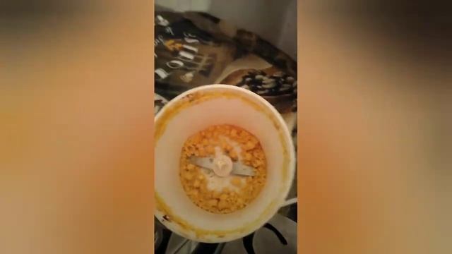 КОФЕМОЛКА ПРОТИВ ГОРОХА И ФАСОЛИ. ПРИКОЛЬНЫЙ ГОЛОС СПРАВИТСЯ ЛИ ОНА?:))) смотреть онлайн