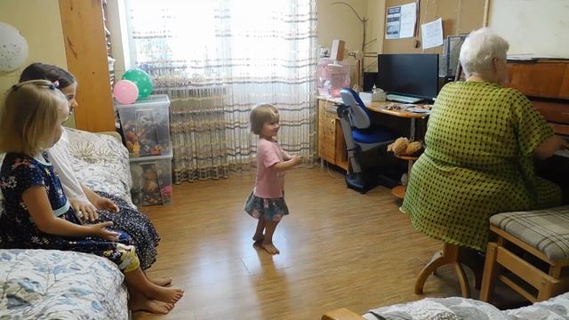 Радослава Лемешкина, 2 года 1 месяц. Урок музыки. смотреть онлайн