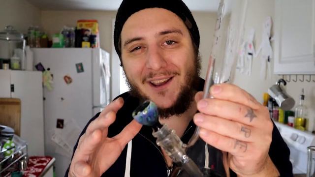 Weed Basics : How To Use A Bong смотреть онлайн