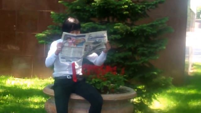 Две курицы в парке "28 панфиловцев" Алматы. смотреть онлайн