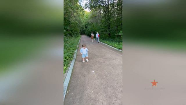 Наталия Фриске с дочкой Луной на прогулке! смотреть онлайн