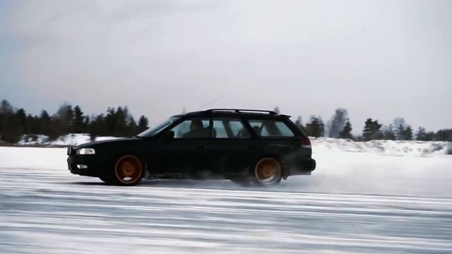 Subaru Legacy on Ice Track смотреть онлайн