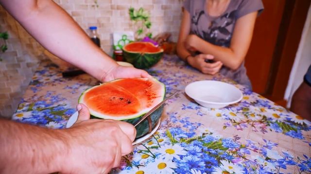 КУПИЛ 2 ДОМА В ДЕРЕВНЕ | ПРОБУЕМ ПЕРВЫЙ АРБУЗ С ОГОРОДА | НАСКОЛЬКО СЛАДКИЕ АРБУЗЫ НА УРАЛЕ? смотреть онлайн