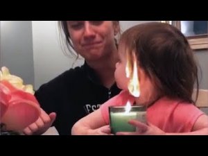 Дети и младенцы задувают свечи на день рождения.