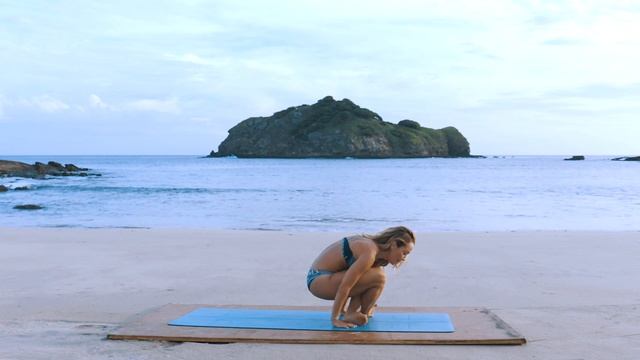 Beginners Beach Yoga with Kino Trailer смотреть онлайн