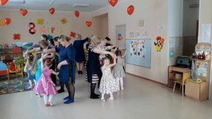 Танец девочек с мамами на 8 марта в детском саду