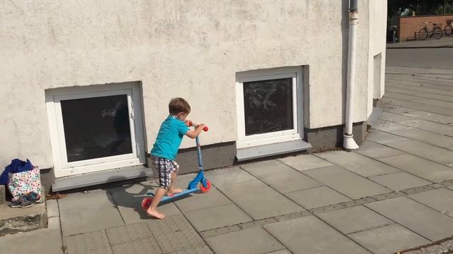 Наконец то научился на самокате кататься / Finally I learned how to ride a kick scooter смотреть онлайн