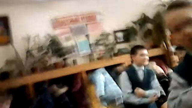 Прям чуть-чуть учитель не заметил что телефон в руках хххх !!))) смотреть онлайн