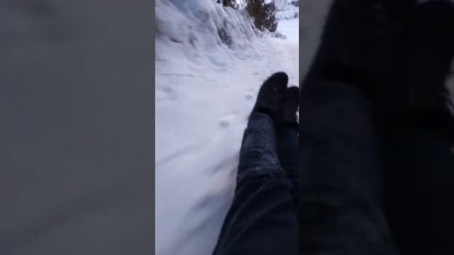 Катаемся на тюбингах на горке смотреть онлайн