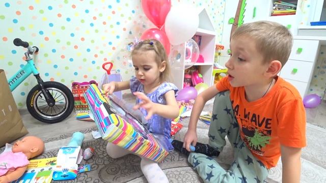 Распаковка подарков. День рождения Ксюши. смотреть онлайн