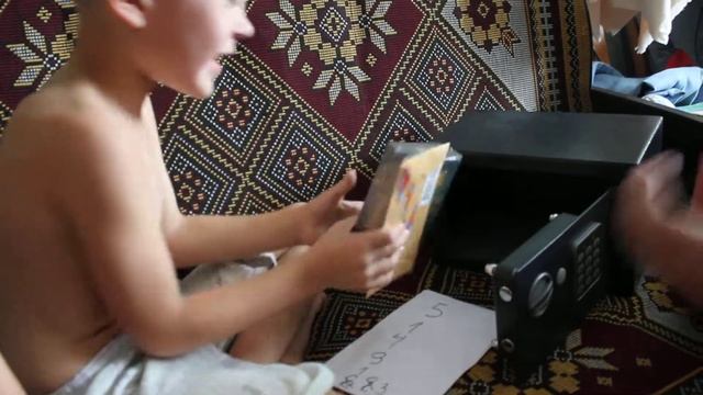 У каждого 7-ми летнего мальчишки должен быть свой сейф! смотреть онлайн