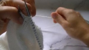 Вяжем  шапку бини из пуха норки спицами.Набор петель спицами "Болгарский зачин".