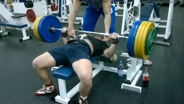 Шлемов Иван. Жим лежа 210кг. Тренажерный зал Банзай-GYM смотреть онлайн