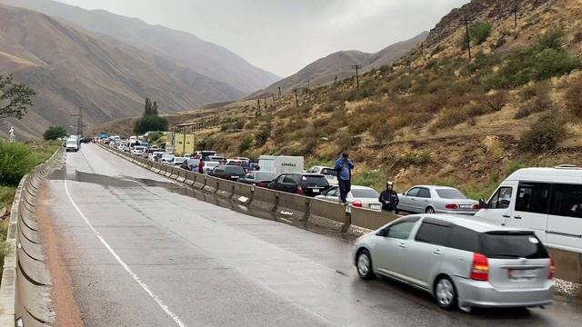 Пробка в Боомском ущелье из-за селевых потоков смотреть онлайн