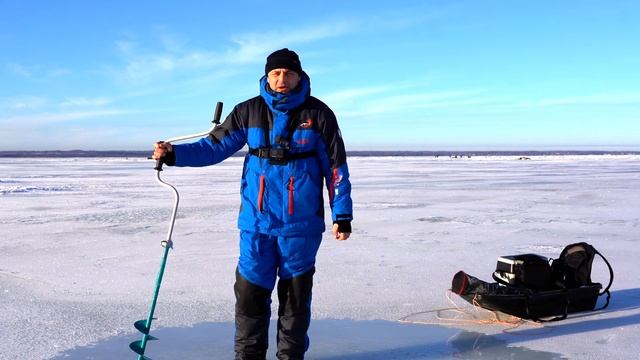 Щука-сюрприз и встреча с видеоблогером - зимняя рыбалка с друзьями на Чудском озере смотреть онлайн