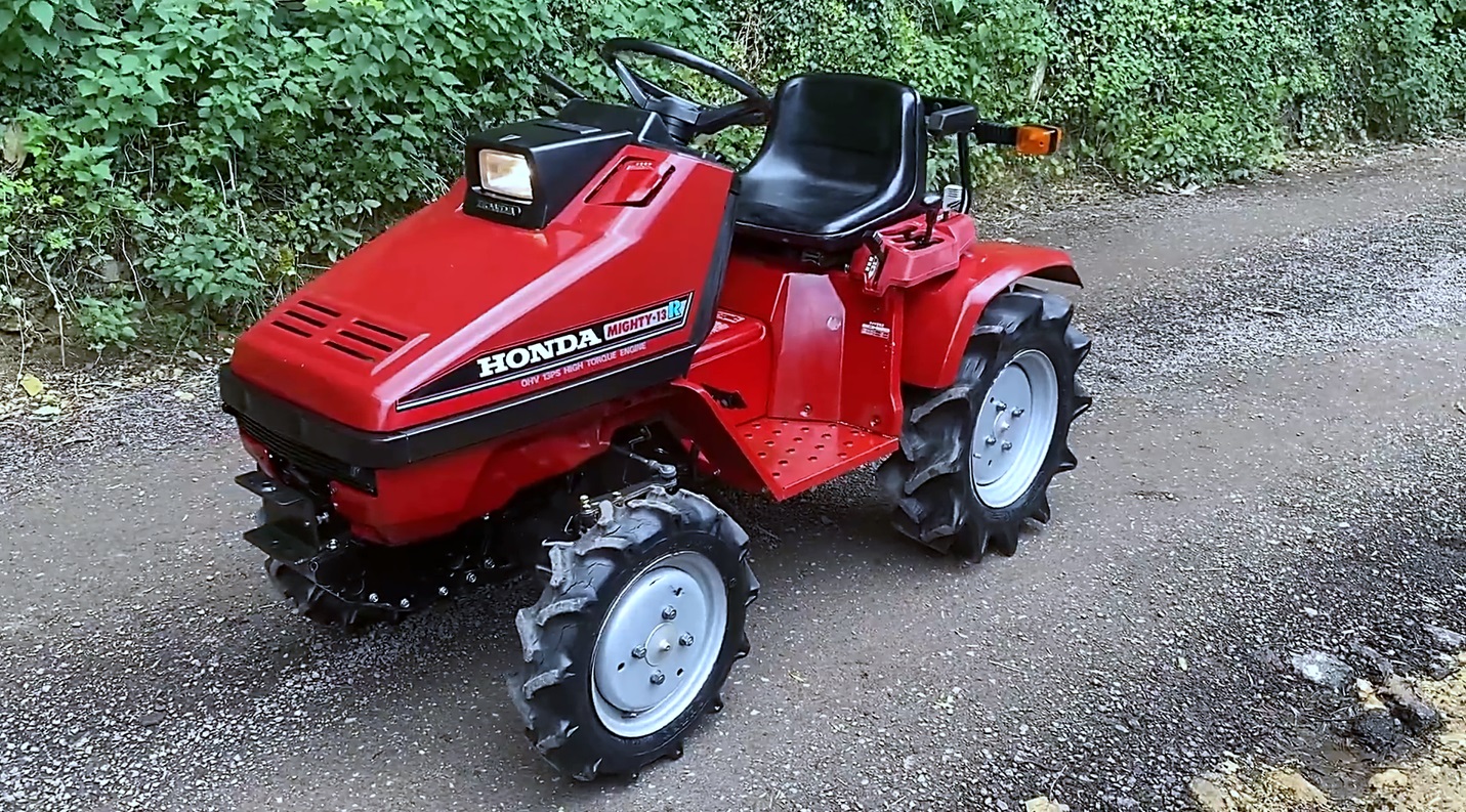 Хороший помощник. Обзор мини-трактора 4х4 с 13-сильным двигателем смотреть онлайн