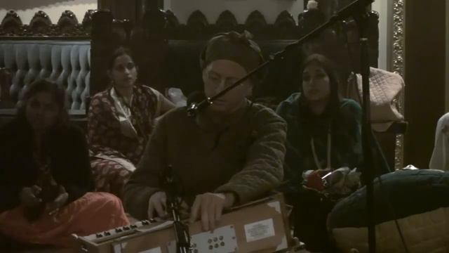 Bhajan - New Year's Eve 2010 - Mukunda Datta Das - Govinda Jaya Jaya - 18/22 смотреть онлайн