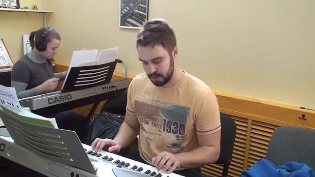 Первый урок фортепиано - Ёлочка двумя руками (играет Юрий) смотреть онлайн