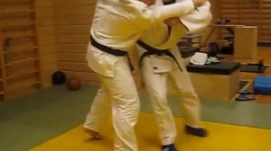 Комбинация из бросков- передняя подсечка и передняя подножка.