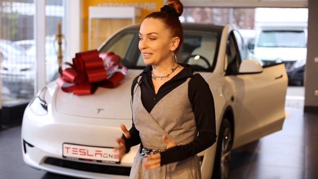 Виктория Булитко (Дизель Шоу) и ее новенькая Tesla Model Y. Отзыв о компании TESLAone. смотреть онлайн