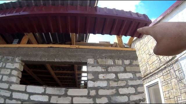Подъем крыши домкратом. Малый угол ската кровли. Замена профнастила на шифер. смотреть онлайн