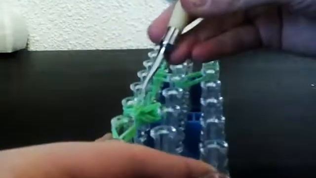 Как сплести Рубль из резинок смотреть онлайн