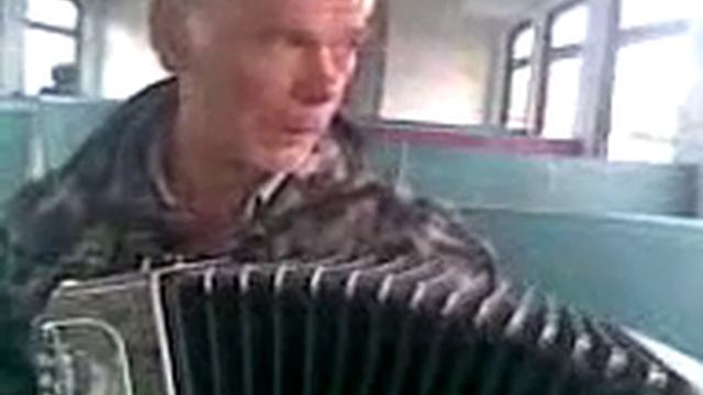 Баянист в электричке. Челябинск. Гимн России на баяне гармонист смотреть онлайн