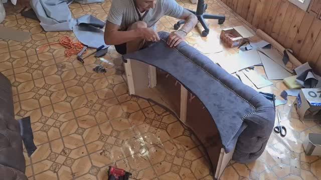 Банкетка своими руками. Прикроватная банкетка. Банкетка в каретной стяжке. Делаем мебель..mp4 смотреть онлайн