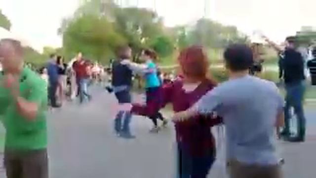 Жгу сальсу :) Диджей жжет рядом:) смотреть онлайн