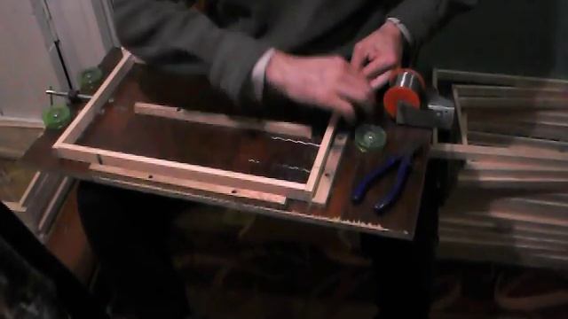 Оснащение рамок проволокой , натяжка проволоки. смотреть онлайн