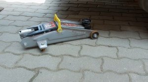 Секреты замены колес на Форд Транзите 2018.  Штатным балонником не справиться!