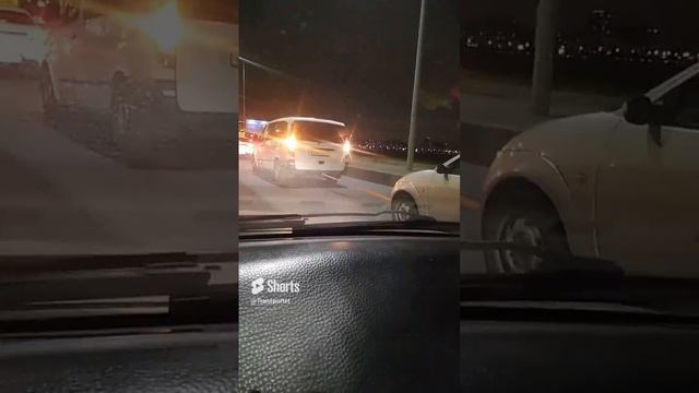 Минивэн Мерседес буксирует микролитражку #Shorts #машины смотреть онлайн